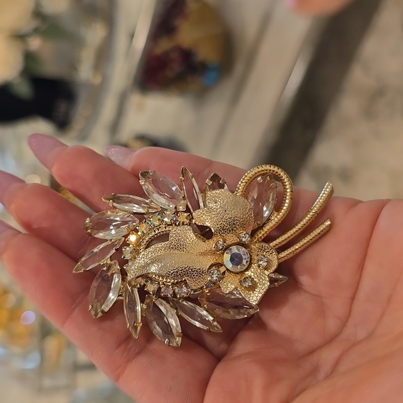 JULIANA Verified Gold Clear Leaf Accent Brooch. - Picture 3 of 4